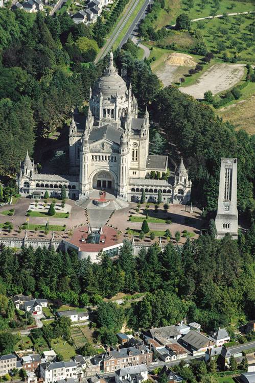 Basilique et cimetière depuis le sud-ouest