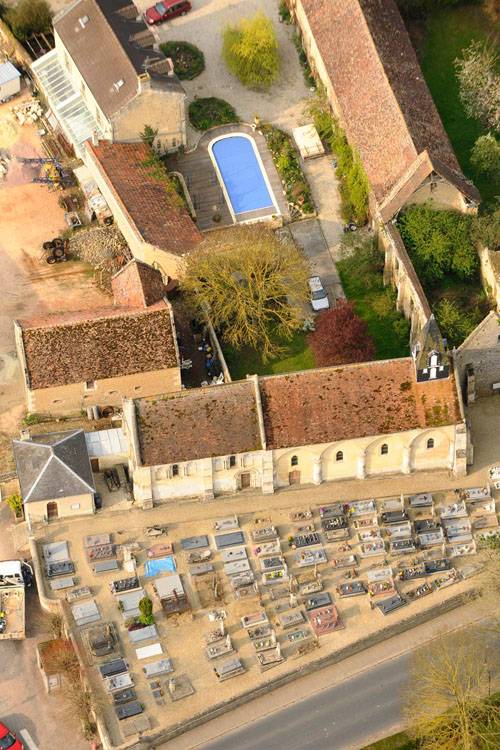 Église Saint-Aubin depuis le nord-est. Cimetière et piscine