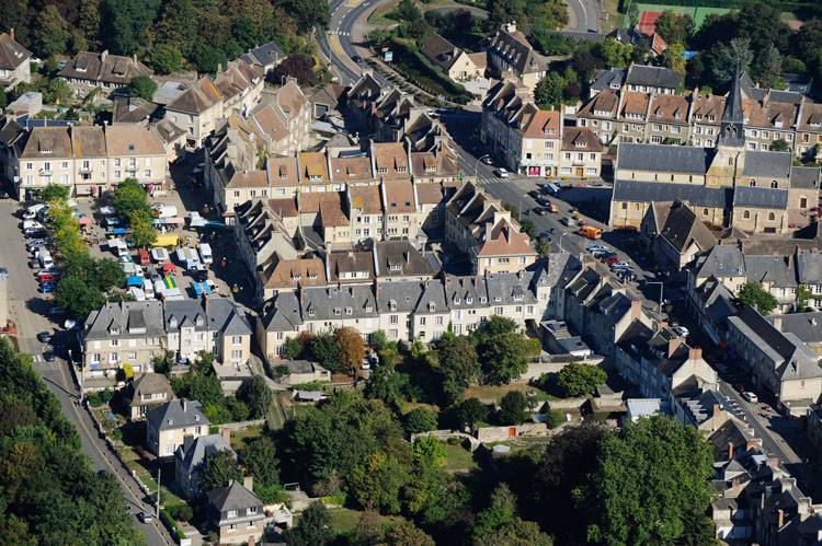 Centre-bourg de Thury-Harcourt depuis le sud. Grand-Place et église