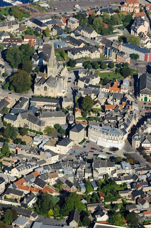 Centre-bourg de Carentan depuis l'ouest. Grand-Place, église et cimetière