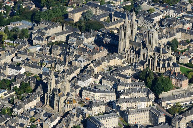 Centre-ville de Coutances depuis le sud. Église et cathédrale