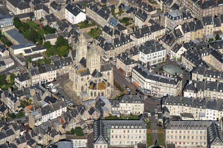 Centre-ville de Coutances depuis le sud. Église et lycée Lebrun