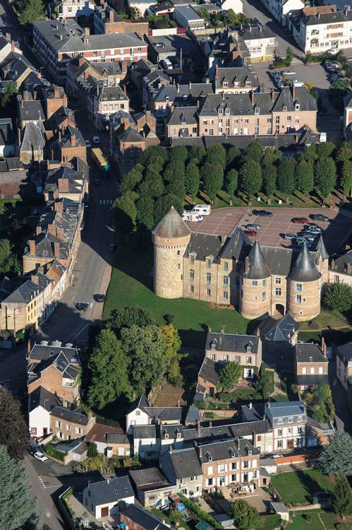 Vue d'ensemble du château de Gacé depuis l'ouest