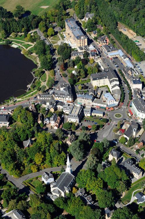 Centre-bourg de Bagnoles-de-l'Orne depuis le sud-est. Grand-Place et église. Lac et grands hôtels