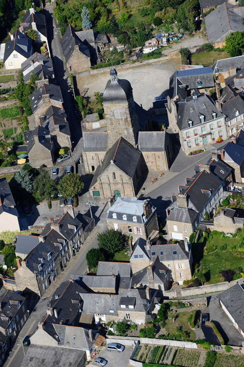 Centre-bourg d'Antrain depuis l'ouest. Grand-Rue et église