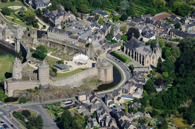 Château et église depuis l'ouest