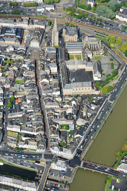 Centre-bourg de Redon depuis le sud. Église et lycée Saint-Sauveur, voies ferrées et pont de la Digue