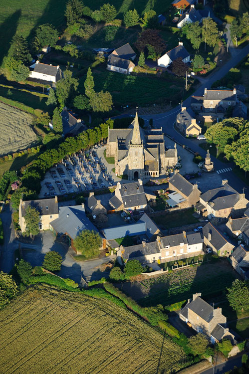 Centre-bourg de Runan depuis l'ouest. Église et cimetière