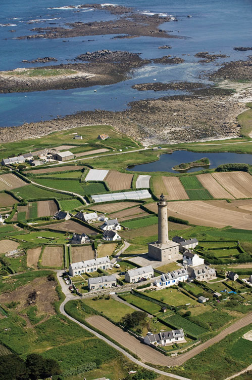 Vue d'ensemble du phare de l'île de Batz depuis le sud