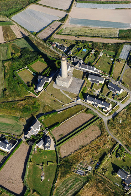 Phare de l'île de Batz depuis l'ouest. Agriculture