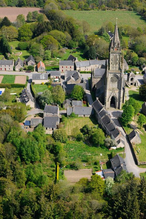 Hameau de Quelven depuis l'ouest. Église