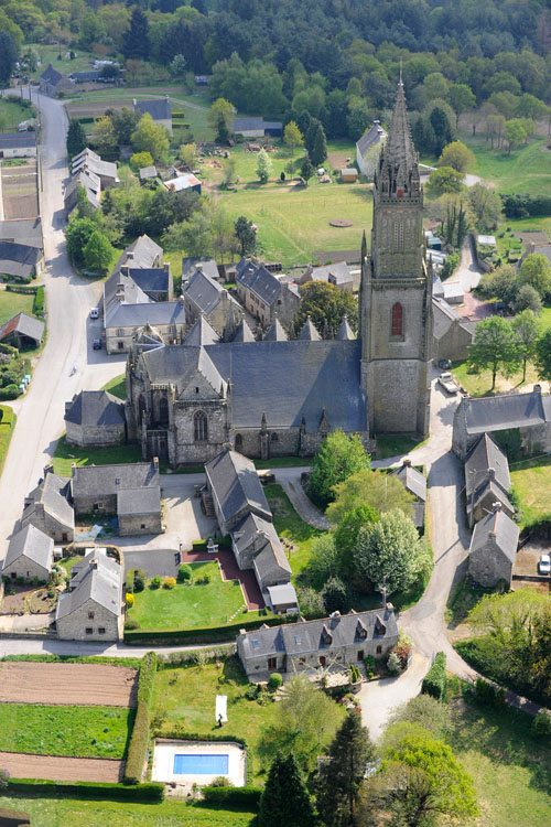 Hameau de Quelven depuis le nord. Église