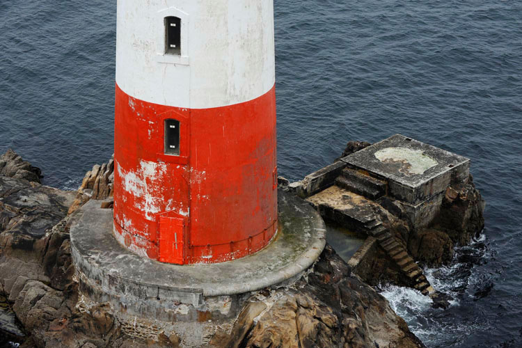 Pilier et jetée du phare depuis l'est