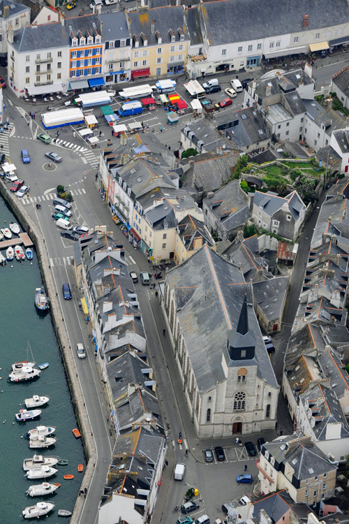 Belle-Île-en-Mer. Port du Palais et église depuis l'ouest. Quai et place du marché