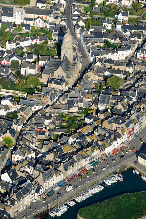 Centre-bourg du Croisic depuis le sud-est. Grand-Rue et église