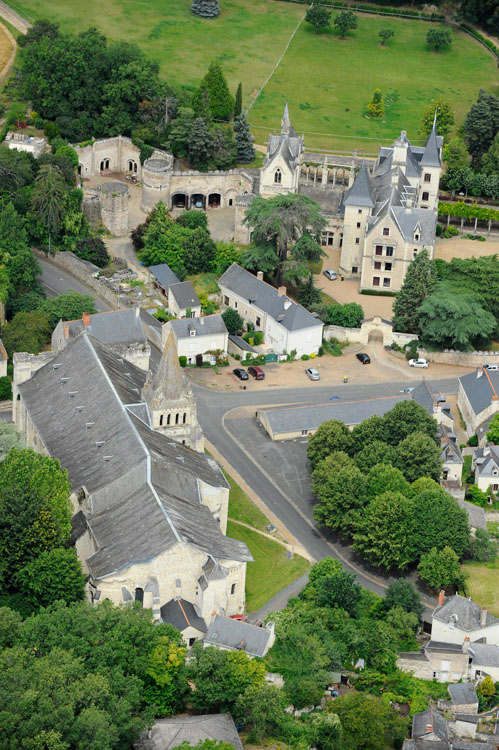 Centre-bourg de Cunault depuis le nord-est. Grand-Place, église et maison du Prieur