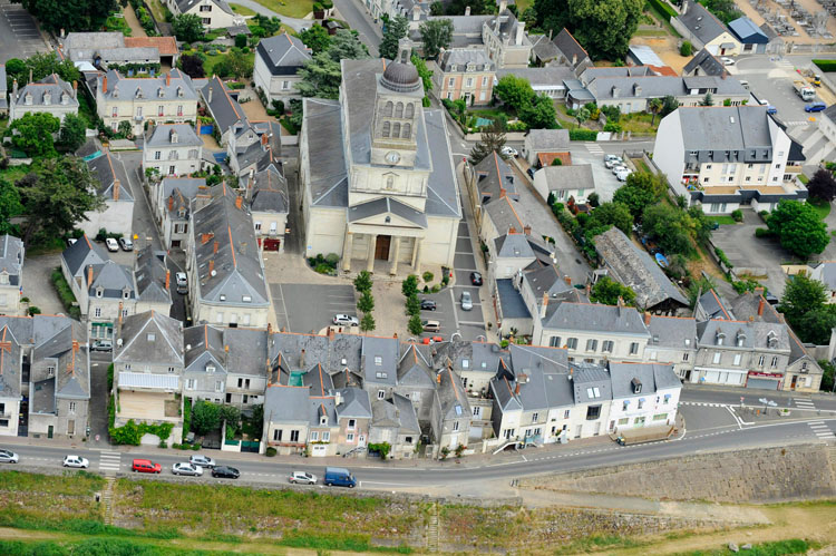 Bords de Loire. Quai et église