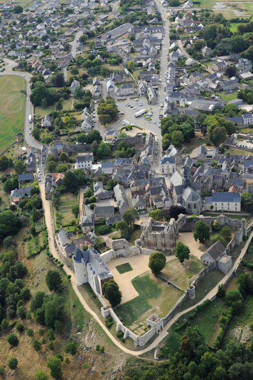 Remparts et château depuis l'est. Grand-Rue