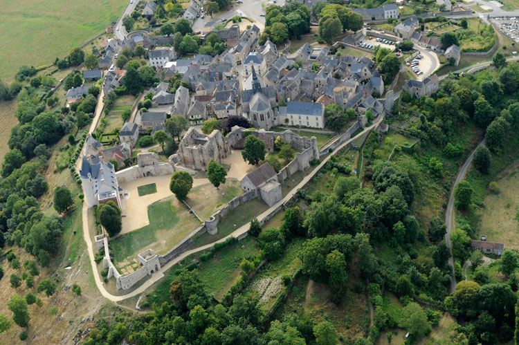 Remparts, château et église depuis l'est