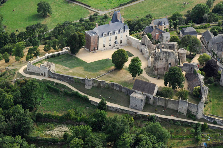 Remparts et château depuis le nord