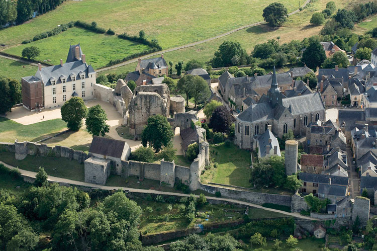 Remparts, château et église depuis le nord