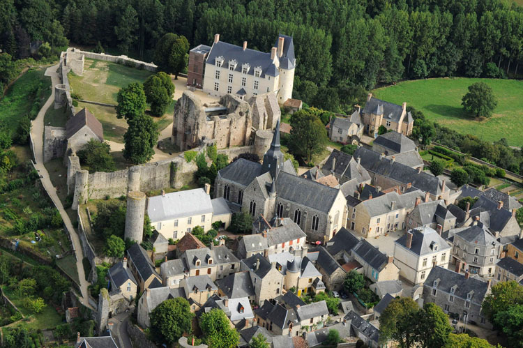 Remparts, château et église depuis le nord-ouest