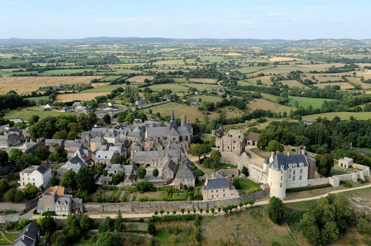 Remparts, château et église depuis le sud