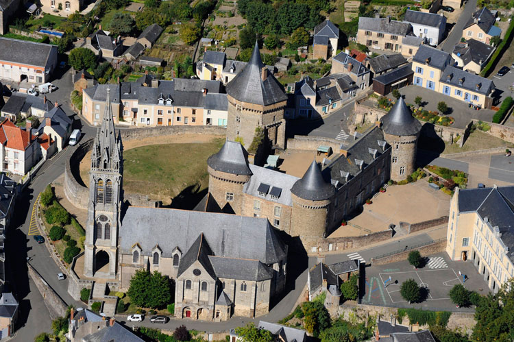 Château et église de Saint-Rémy-de-Sillé depuis le sud