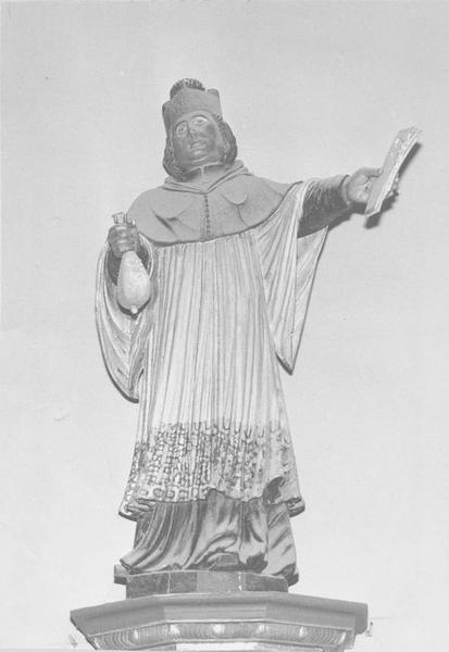 statue : saint Yves, vue générale