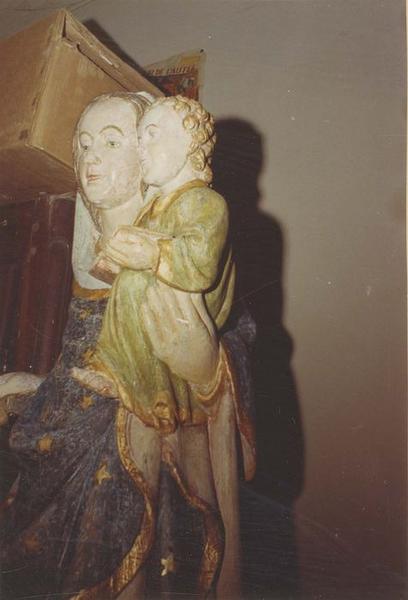 statue : Vierge à l'enfant, vue partielle