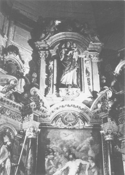 maître-autel, tabernacle, retable, 2 statues : saint évêque, ange gardien, tableau : Trinité (la), vue partielle - © Ministère de la Culture (France), Médiathèque du patrimoine et de la photographie (objets mobiliers), tous droits réservés