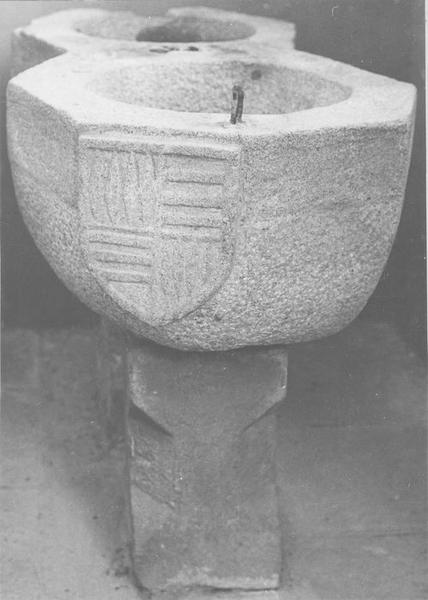 fonts baptismaux, vue générale - © Ministère de la Culture (France), Médiathèque du patrimoine et de la photographie (objets mobiliers), tous droits réservés