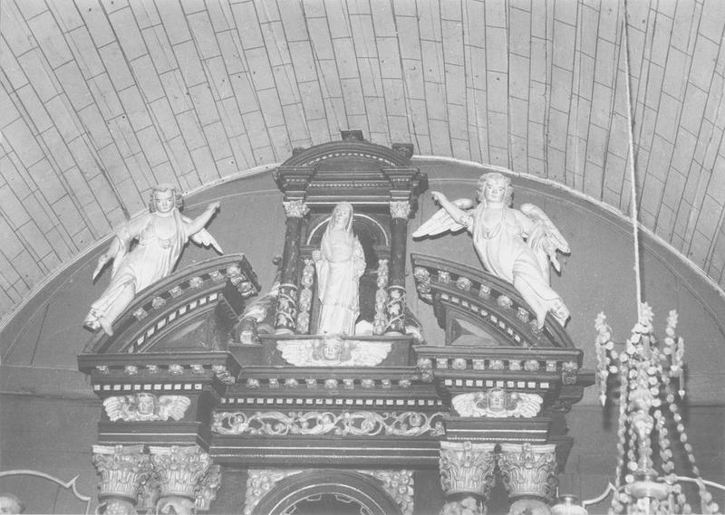 retable, gradins d'autel (2), statues (3) : Vierge Portant le globe, anges, vue partielle