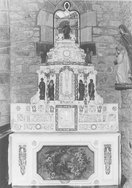 Autel, tabernacle, retable, vue générale