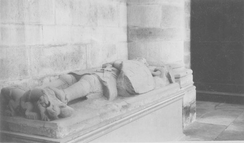 statue (statue funéraire) de Geoffroy Le Voyer, sieur de Trégomar, chambellan du duc Jean IV de Bretagne, vue générale