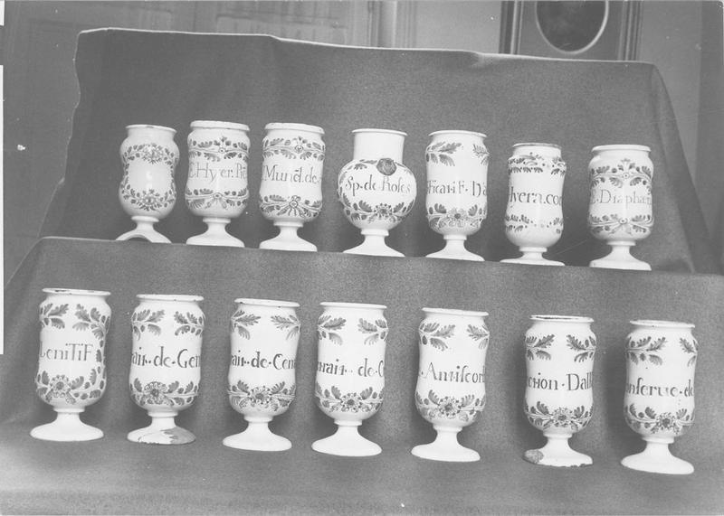pots à pharmacie (13), chevrette, vue générale - © Ministère de la Culture (France), Médiathèque du patrimoine et de la photographie (objets mobiliers), tous droits réservés