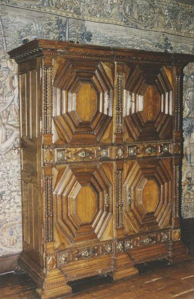armoire à lin - © Ministère de la Culture (France), Médiathèque du patrimoine et de la photographie (objets mobiliers), tous droits réservés