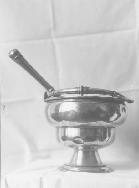 seau à eau bénite, goupillon (seau d'aspersion) - © Ministère de la Culture (France), Médiathèque du patrimoine et de la photographie (objets mobiliers), tous droits réservés