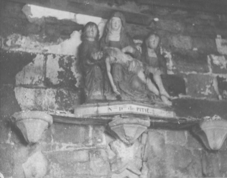 groupe sculpté : Vierge de Pitié entourée de saint Jean et de sainte Madeleine, vue générale