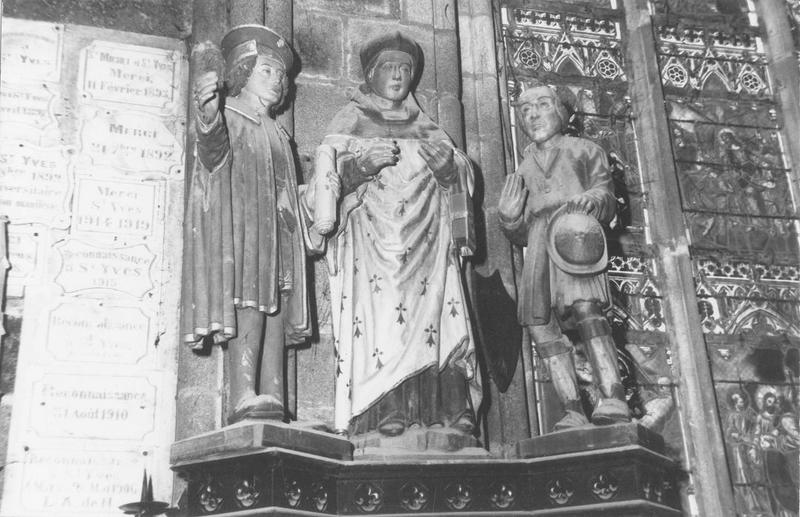 groupe sculpté : saint Yves entre le riche et le pauvre, vue générale - © Ministère de la Culture (France), Médiathèque du patrimoine et de la photographie (objets mobiliers), tous droits réservés