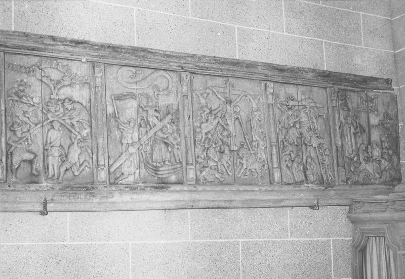 bas-relief : Cène (la), lavement des pieds (le), Jésus à Gethsemani, baiser de Judas (le), couronnement d'épines (le), Portement de croix (le), mise en croix (la), descente de croix (la), mise au tombeau (la), vue partielle