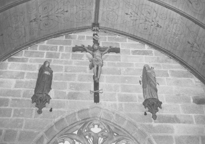 statues (3) : Christ en croix (le), saint Jean, Vierge (la), vue générale - © Ministère de la Culture (France), Médiathèque du patrimoine et de la photographie (objets mobiliers), tous droits réservés