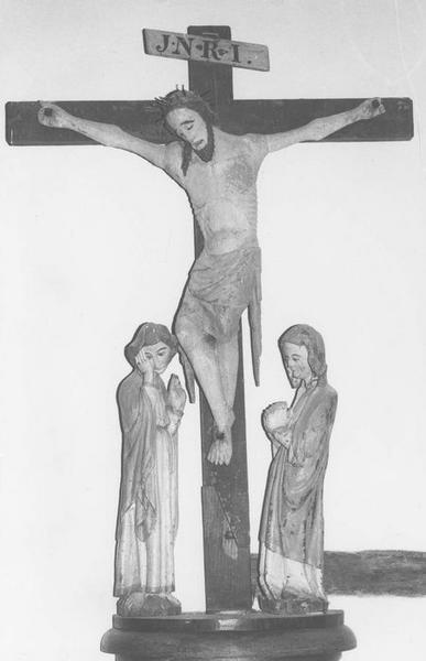 groupe sculpté : Christ en croix entre la Vierge et saint Jean (le), vue générale