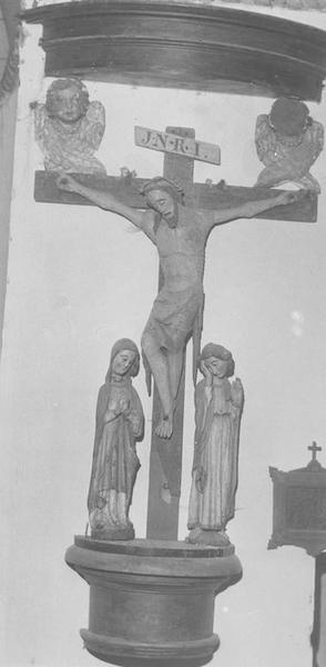 groupe sculpté : Christ en croix entre la Vierge et saint Jean (le), vue générale