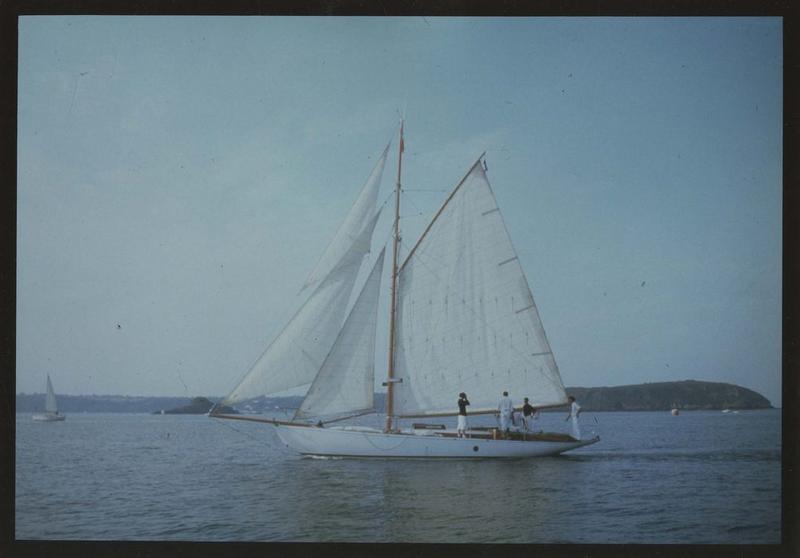 bateau de plaisance (cotre aurique) dit Viola, vue générale