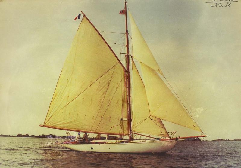 bateau de plaisance (cotre aurique) dit Viola, vue générale