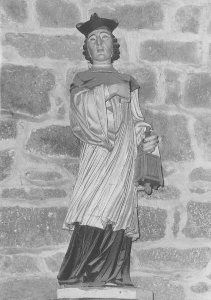 statue : saint Yves, vue générale