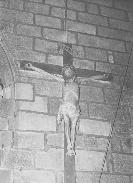 statue : Christ en croix, vue générale