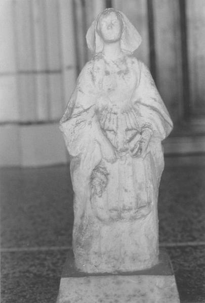 statue : paysanne du Trégor, vue générale