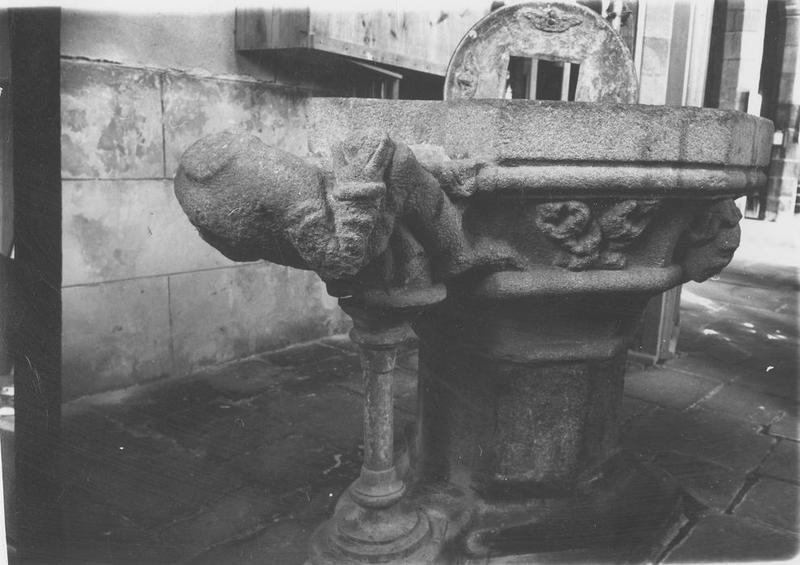 fonts baptismaux, vue générale - © Ministère de la Culture (France), Médiathèque du patrimoine et de la photographie (objets mobiliers), tous droits réservés